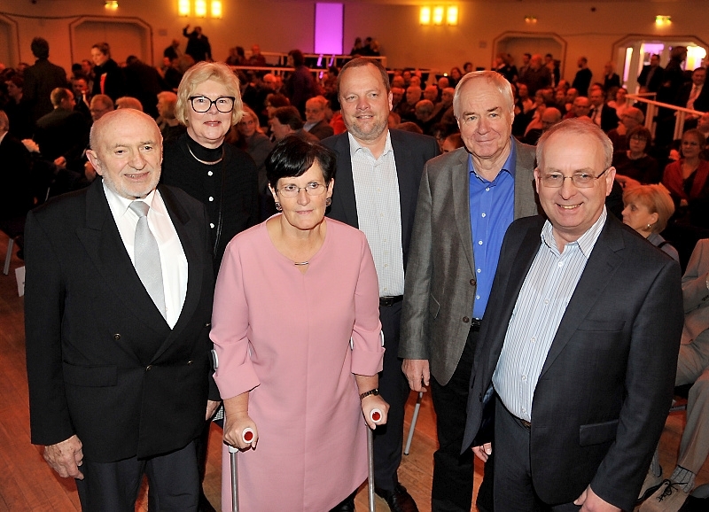 Festakt 40 Jahre Marzahn-Hellersdorf im Freizeitfoum Marzahn - Gruppenbild der Bezirksürgermeisterinnen und -bürgermeister