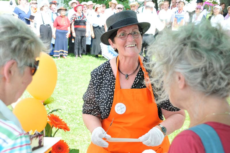 Geburtstagsfeier 40 Jahre Marzahn-Hellersdorf - Dagmar Pohle eröffnet das kostenlose Kuchenbüfett