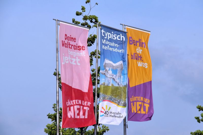 Geburtstagsfeier 40 Jahre Marzahn-Hellersdorf - Fahnen über der Arena in den Gärten der Welt