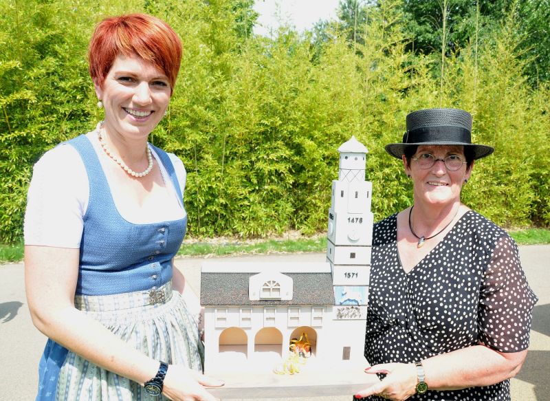Geburtstagsfeier 40 Jahre Marzahn-Hellersdorf - Zwei Bürgermeisterinnen mit dem Gastgeschenk aus der Partnerstadt Lauingen