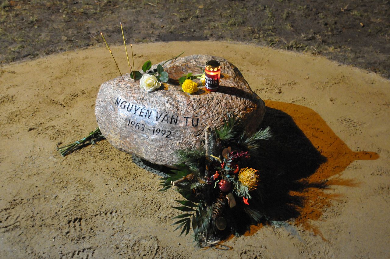 Gedenkzeichen für Nguyễn Văn Tú am Brodowiner Ring - Stein mit Blumenschmuck, Räucherstäbchen und Kerzen