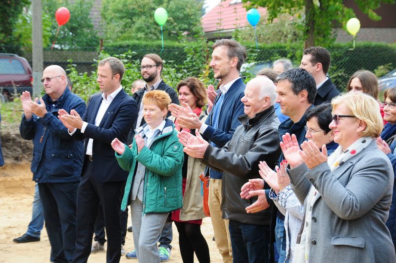 Grundsteinlegung Kita Bütower Straße - Applaus für die Darbietung der Kita-Kinder der JAO