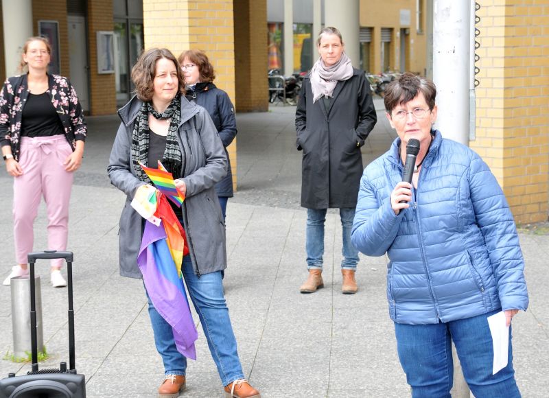 Hissen der Regenbogenfahne vor dem Rathaus Marzahn-Hellersdorf - Ansprache Bezirksbürgermeisterin Dagmar Pohle