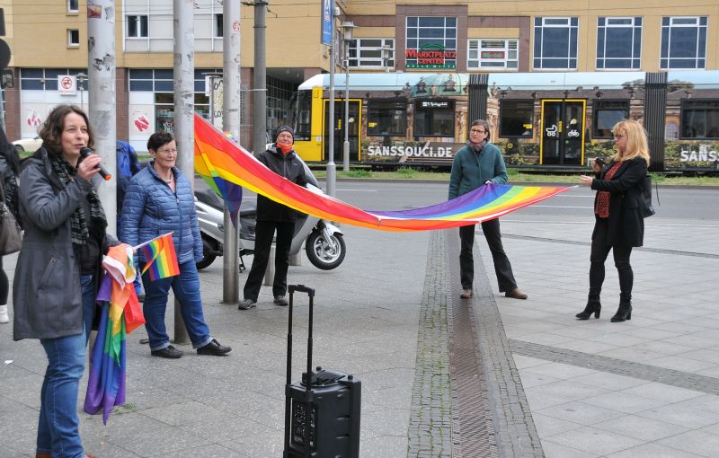 Hissen der Regenbogenfahne vor dem Rathaus Marzahn-Hellersdorf - Ansprache Constanze Körner von LesLeFam e.V.