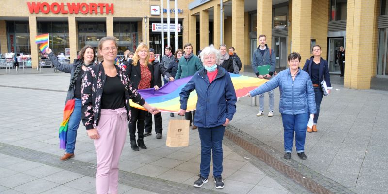 Hissen der Regenbogenfahne vor dem Rathaus Marzahn-Hellersdorf - Die Regenbogenfahne