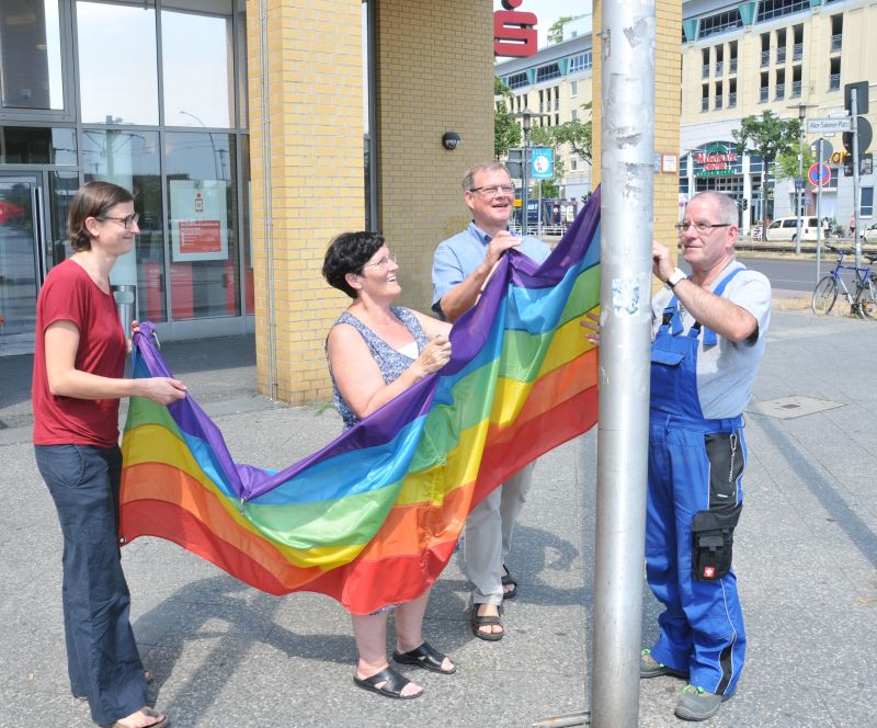 Hissen der Regenbogenflagge vor dem Rathaus Marzahn-Hellersdorf am 5. Juli 2018 - Befestigen der Flagge