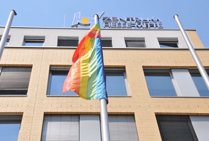 Hissen der Regenbogenflagge vor dem Rathaus Marzahn-Hellersdorf am 5. Juli 2018 - Die Flagge weht vor dem Rathaus