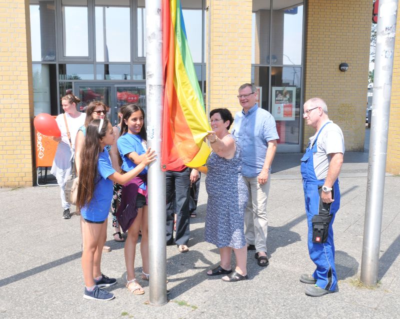 Hissen der Regenbogenflagge vor dem Rathaus Marzahn-Hellersdorf am 5. Juli 2018 - Gemeinsames Hissen der Flagge