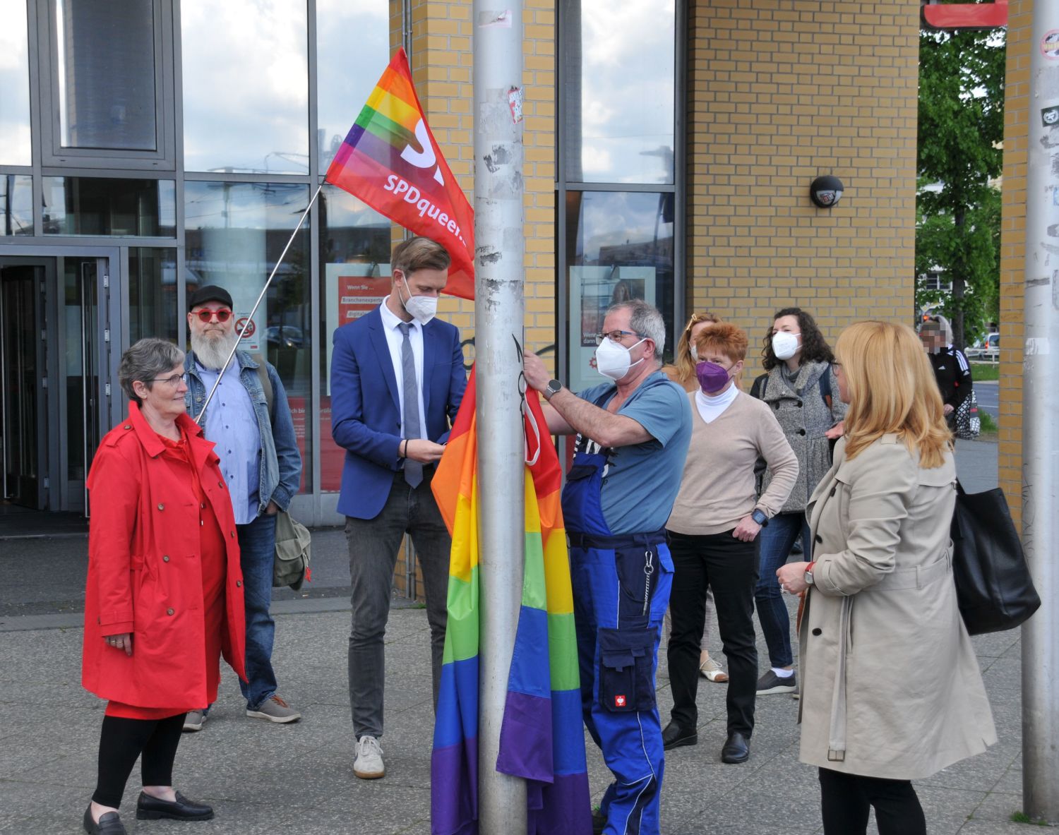 IDAHOBIT 2021 - Fahnenhissung am Tag gegen Homo- und Transphobie vor dem Rathaus - Anbringen der Regenbogenfahne