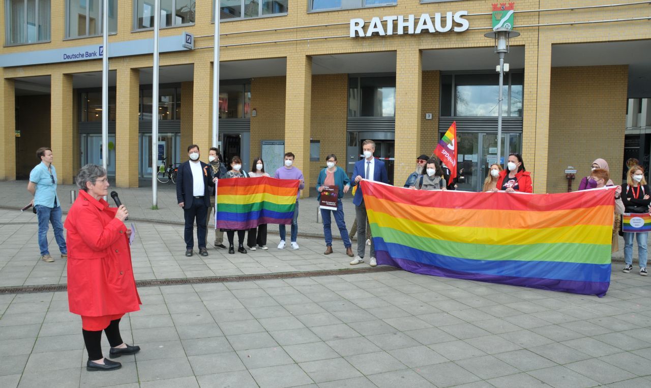 IDAHOBIT 2021 - Fahnenhissung am Tag gegen Homo- und Transphobie vor dem Rathaus - Ansprache Dagmar Pohle