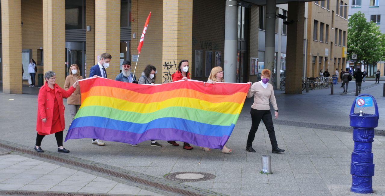 IDAHOBIT 2021 - Fahnenhissung am Tag gegen Homo- und Transphobie vor dem Rathaus - Auf dem Weg zum Fahnenmast