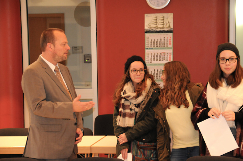 Bezirksbürgermeister mit Schülerinnen aus Luxemburg
