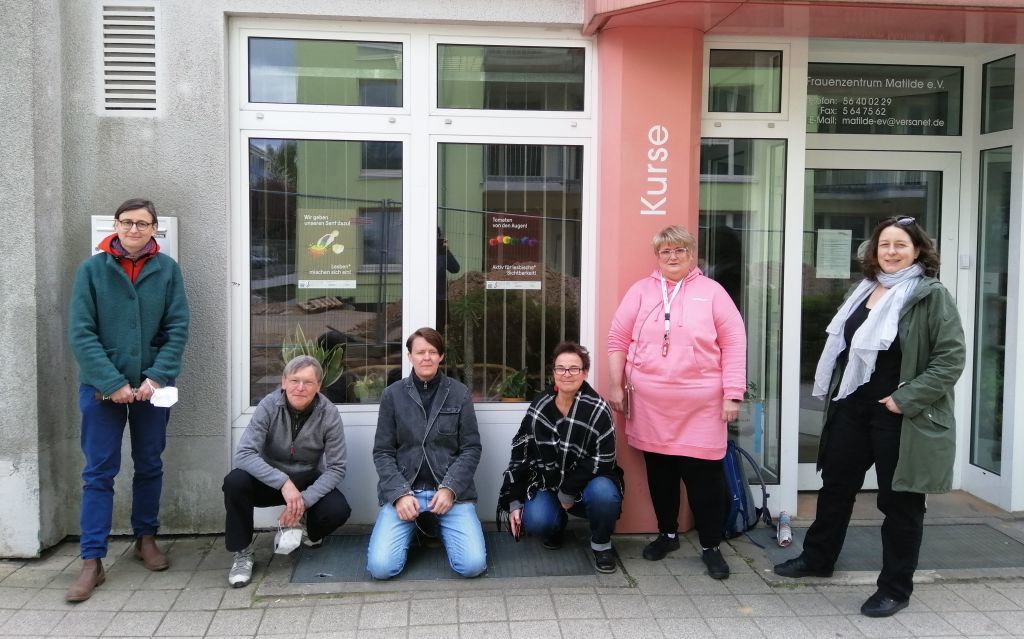 Maja Loeffler, Carola Kirschner, Kathrin Schulz, Jeanette Körber, Mitarbeiterin von Matilde, Constanze Körner posieren vor den Plakaten, die im Frauenzentrum Matilde hängen.