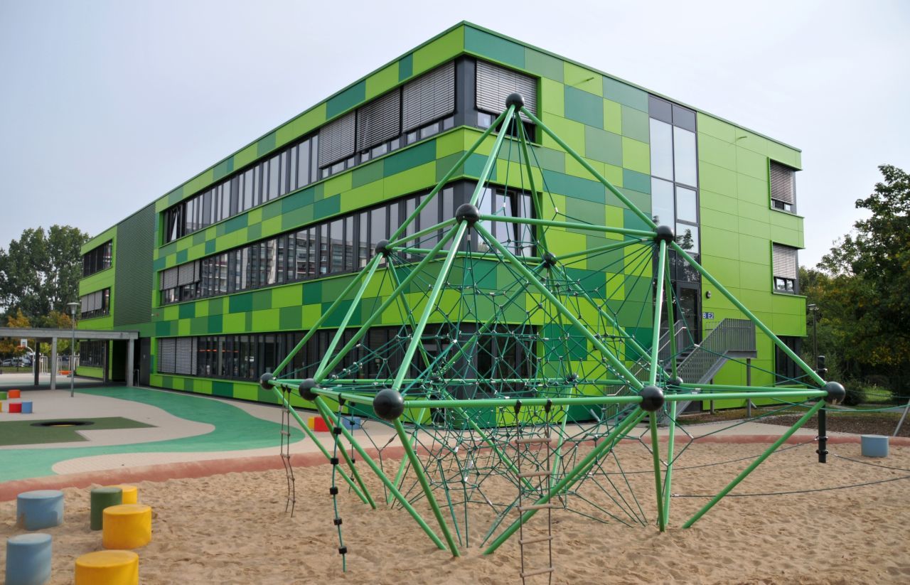 Mehrfache Übergabe Grundschule am Bürgerpark - MEB mit Schulhof