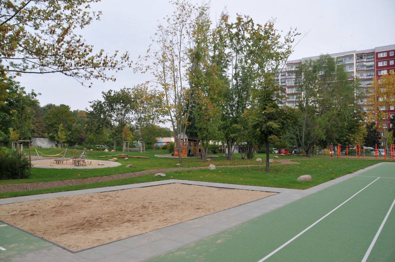 Mehrfache Übergabe Grundschule am Bürgerpark - Sprunggrube, Sprintbahn und Spielplatz
