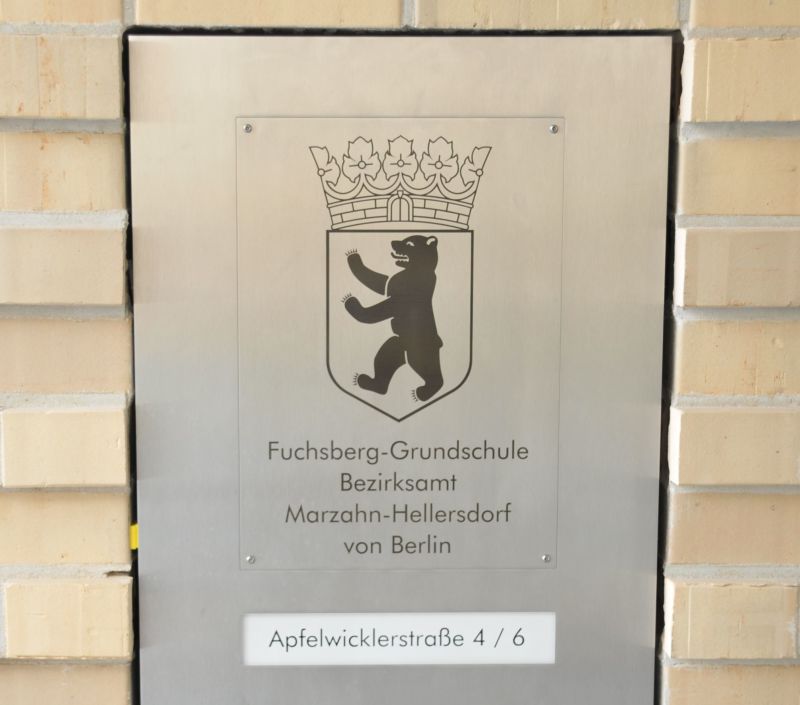 Schlüsselübergabe Fuchsberggrundschule - Schulschild