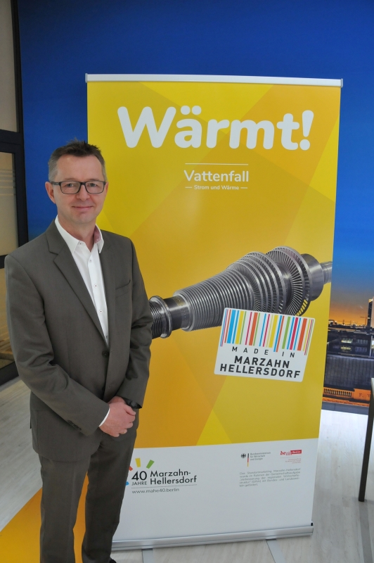 Vorstellung der Kampagne "Made in Marzahn-Hellersdorf" - Pressesprecher Berlin Olaf Weidner vor dem Motiv von Vattenfall