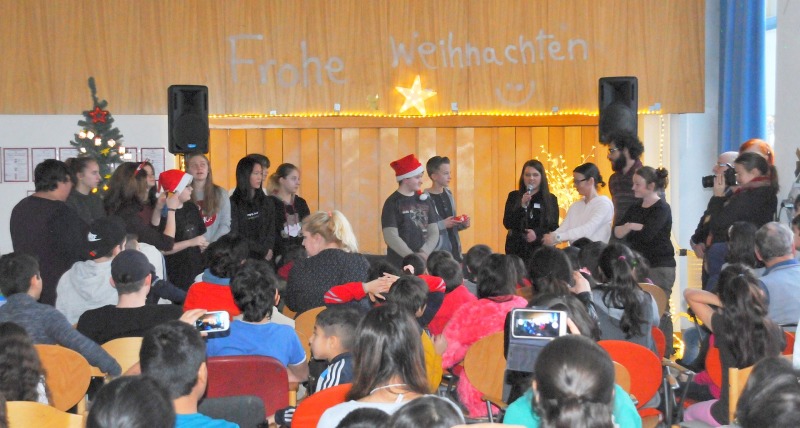Weihnachtsfeier und Spendenübergabe für geflüchte Kinder - Schüler des Siemens-Gymnasiums überreichen ihre gesammelten Spenden