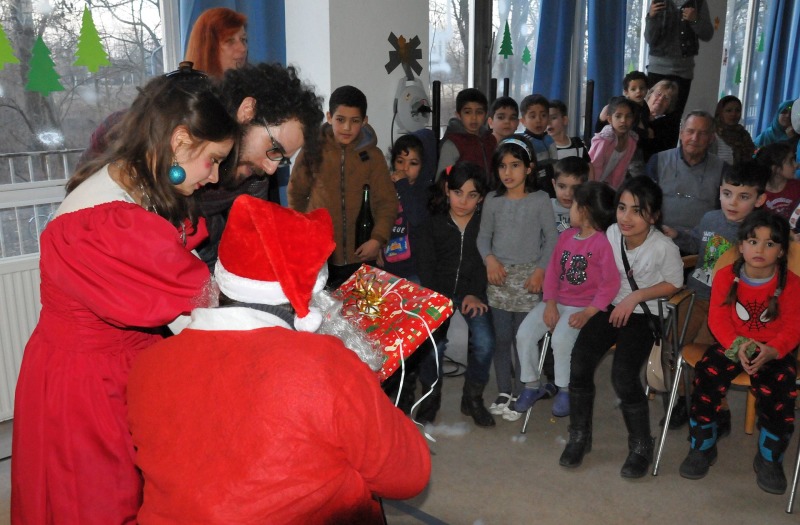 Weihnachtsfeier und Spendenübergabe für geflüchte Kinder - Geschenkausgabe