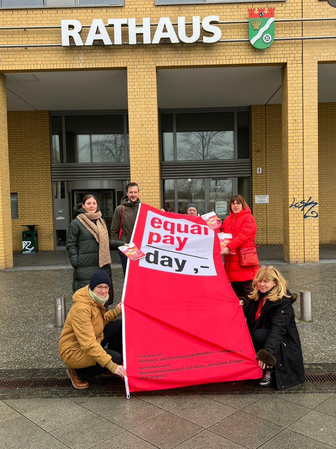Fahnenhissung des Bezirksamtes Marzahn-Hellersdorf zum Equal Pay Day