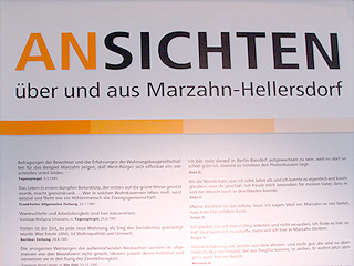 Plakat mit dem Schrifzug Ansichten über und aus Marzahn-Hellersdorf