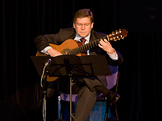 Rainer Feldmann spielt Gitarre 