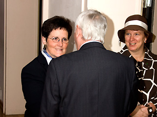 Bezirksbürgermeisterin Dagmar Pohle und die Vorsteherin der BVV Petra Wermke begrüßen herzlich Ihre Gäste
