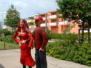 Figurenpaar vor dem Nachbarschaftszentrum "Kiek in"