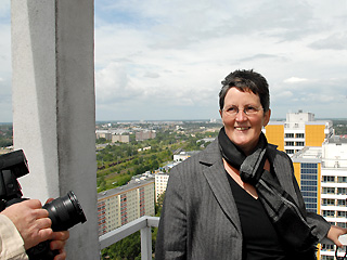 Bezirksbürgermeisterin Dagmar Pohle über den Dächern von Marzahn-Hellersdorf
