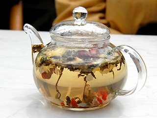 Teekanne mit Chrysanthementee 