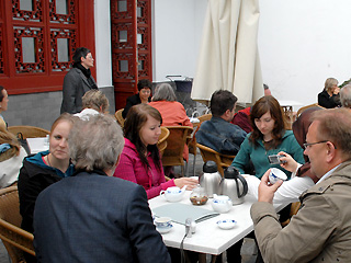 Gäste beim Essen im Teehaus Chinesischen Garten im Erholungspark Marzahn