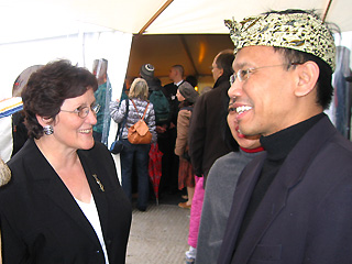 Frau Pohle, Bezirksbürgermeisterin im Gespäch mit dem stellvertretenden Botschafter der Republik Indonesien Mr. Wajid Fauzi