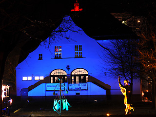 Bezirksmuseum in Alt-Marzahn blau angeleuchtet