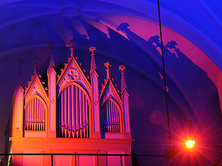 Orgel der Dorfkirche Marzahn in lila Licht 