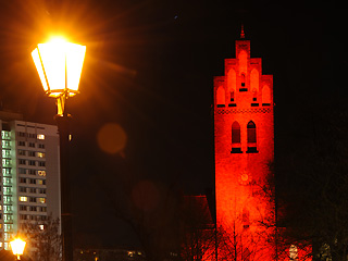 Dorfkirche Alt-Marzahn von rotem Licht angestrahlt