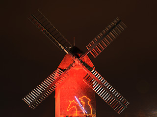 beleuchtete Bockwindmühle in Marzahn