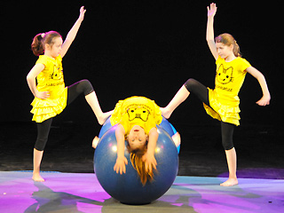 Akrobaten mit einem großen Ball im Zirkus Cabuwazi Springling