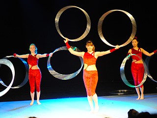 Akrobaten mit Ringen im Zirkus Cabuwazi Springling