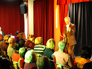 Moderator vor Publikum im Tschechow Theater