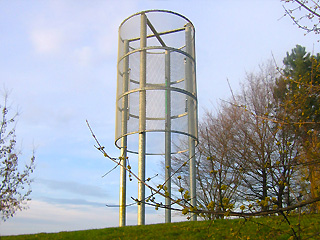 Blick auf den Leuchtturm im Erholungspark Marzahn