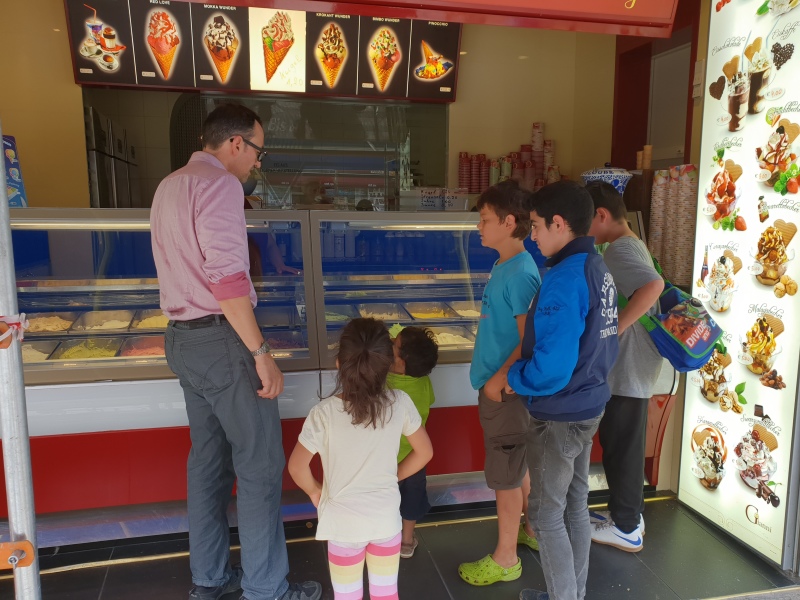 Bezirksbürgermeister Stephan von Dassel mit den Kindern vom Otto-Spielplatz bei der Eisauswahl