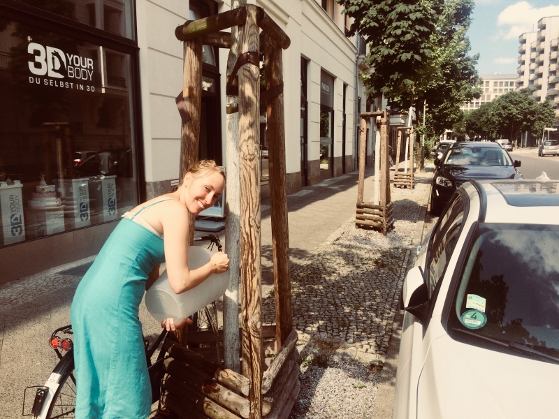 Bürgerinnen und Bürger helfen beim Bäume gießen und beteiligen sich an der Aktion "Mitte gießt". Hier in der Seydelstraße.