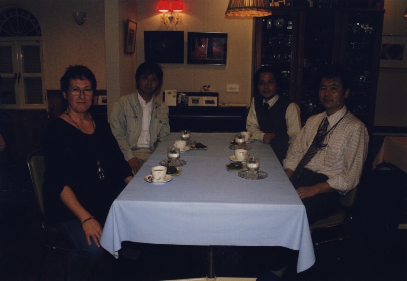 (28) Beate Weber mit Saito Michio, Yonemoto Kiyoshi und Yamamoto Hiroyuki von der Stadtverwaltung in Tsuwano, Takano Atsushi Pension