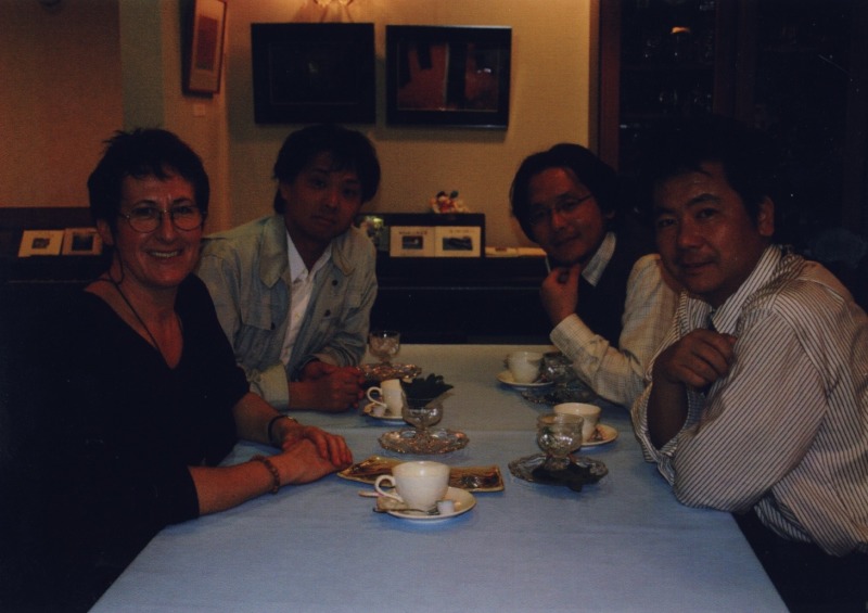 (29) Beate Weber mit Saito Michio, Yonemoto Kiyoshi und Yamamoto Hiroyuki von der Stadtverwaltung in Tsuwano, Takano Atsushi Pension