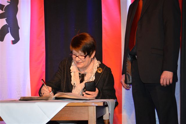 Heidemarie Fischer Eintrag Verleihung der Bezirksverdienstmedaille 2011 am 29.04.2013