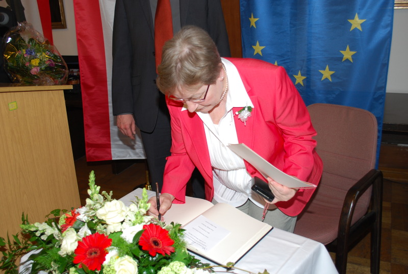 Christina Sakowski Eintrag Verleihung der Bezirksverdienstmedaille 2012 am 14.03.2014