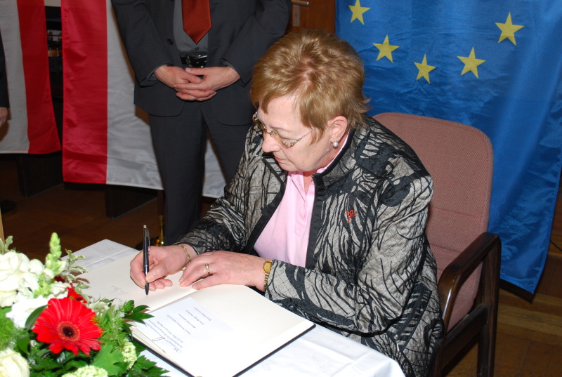Helga Wehner Eintrag Verleihung der Bezirksverdienstmedaille 2012 am 14.03.2014