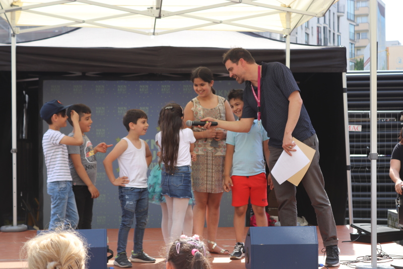 Das Bild zeigt ein Interview mit Kindern auf dem Europafest 2019.