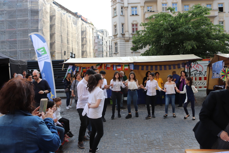 Das Bild zeigt eine Gruppe tanzender Menschen auf dem Europafest 2019.