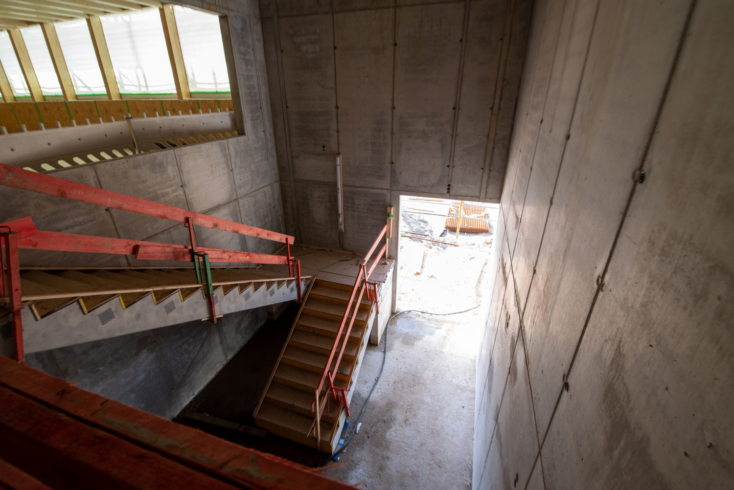 Innenansicht eines Treppenhauses auf der Baustelle der Clay-Schule in Neukölln